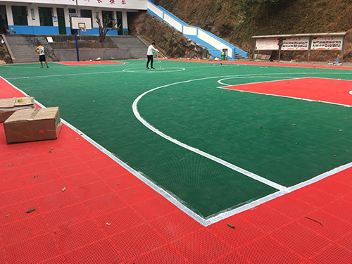 懷化市辰溪縣鄉鎮中小學懸浮拼裝籃球場 拼裝球場 塑膠球場 球場施工
