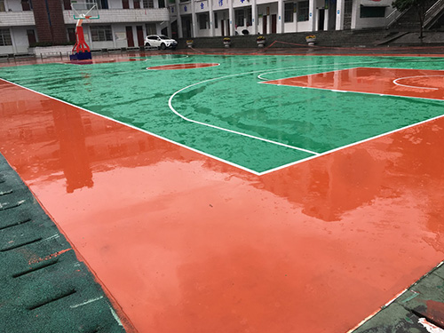 吉首瀘溪縣鎮(zhèn)中完小學(xué)塑膠籃球場，羽毛球場